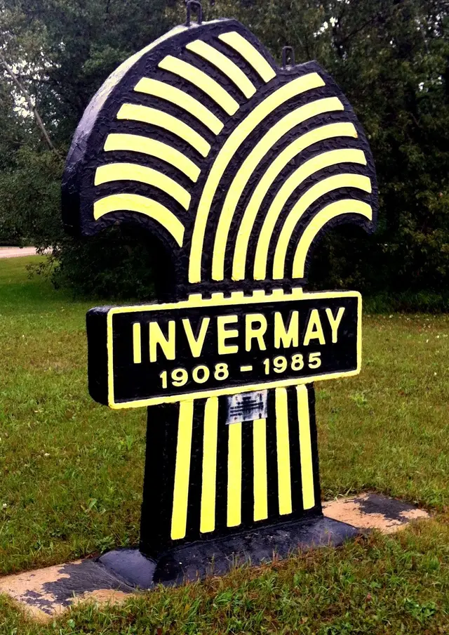 Invermay wheat sheaf welcome sign